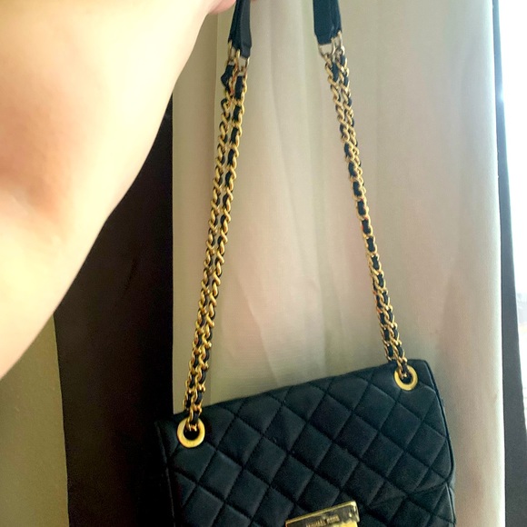 Small size purse, golden chain handle, this one is a bit more used. - Picture 3 of 3